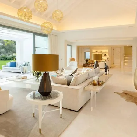 Holiday home Paris 7 Bedroom In Marbella